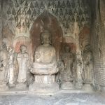 Statua di Buddha Sakyamuni scolpita nelle Grotte di Longmen, Cina